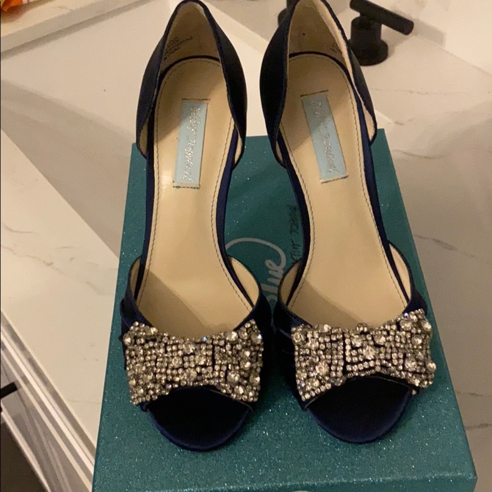 Betsy Johnson Heels in navy satin